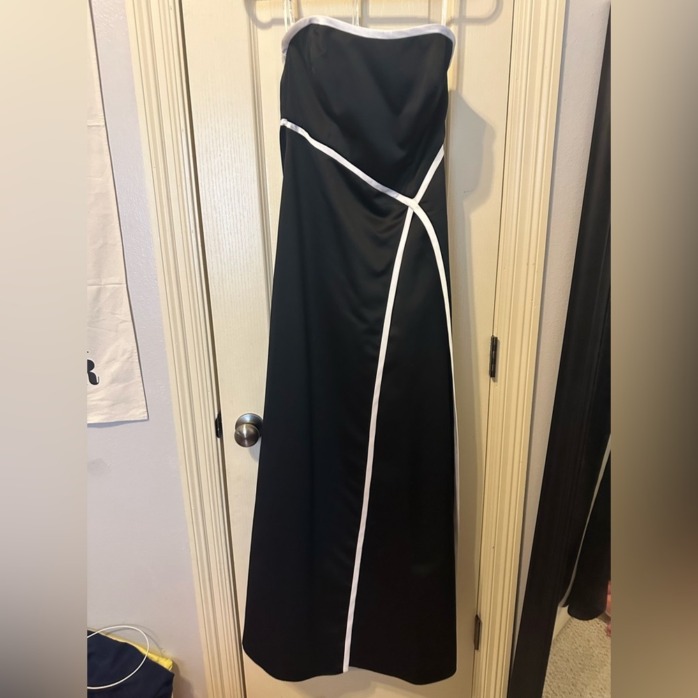 David's Bridal Black White Satin Floor Length Strapless
Gown Size 10
